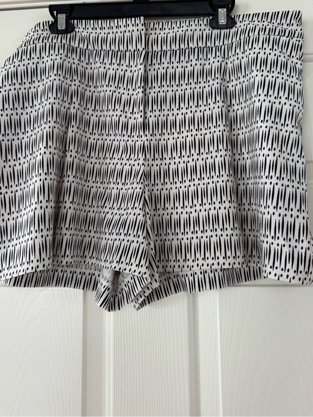 Ann Taylor Black and White Ikat-Style High Waist Shorts women’s size 16